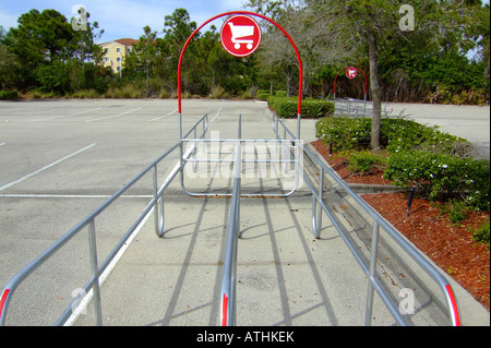 Shopping Cart Speicherbereich auf einem Parkplatz der Shopping-mall Stockfoto