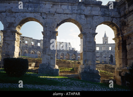 Detail des riesigen römischen Kolosseum und alten Steinkirche in Pula Kroatien Europa Stockfoto