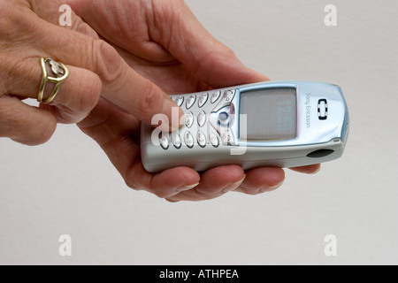 Womans Finger Silber Sony Ericsson-Handy wählen Stockfoto