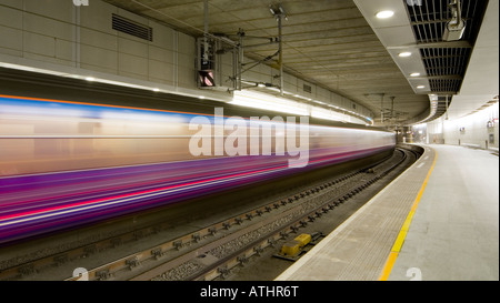 Unschärfe der ersten Hauptstadt verbinden Bahnhof St Pancras Bahnhof London England auf der Durchreise Stockfoto