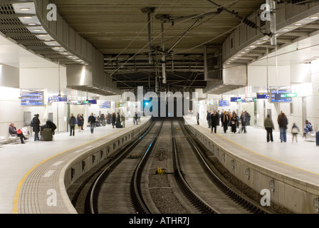 Passagiere warten auf einen Zug auf eine erste Hauptstadt verbinden-Plattform bei St Pancras Bahnhof Bahnhof London England Stockfoto