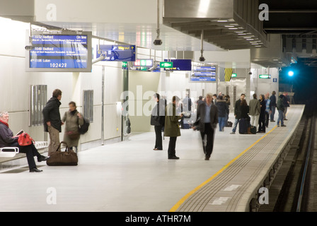 Passagiere warten auf einen Zug auf eine erste Hauptstadt verbinden-Plattform bei St Pancras Bahnhof Bahnhof London England Stockfoto