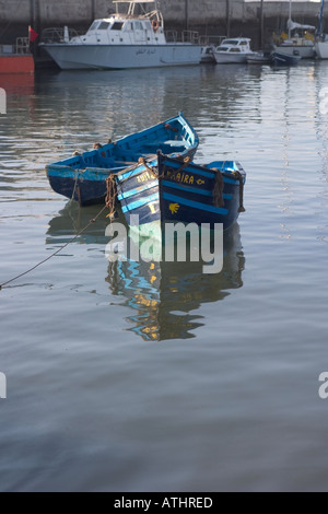 Zwei kleine Fischerboote im Hafen Stockfoto