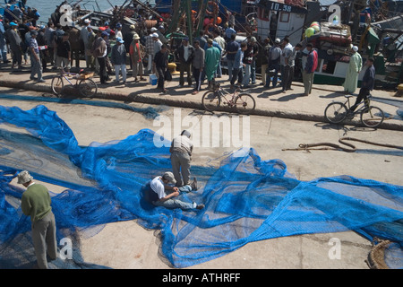 Ausbessern Netze im geschäftigen Hafenstadt essaouira Stockfoto