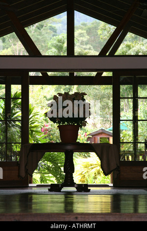 Lobby der noblen Pico Bonito Lodge in den sehr artenreichen Nebelwäldern des Pico Bonito Nationalpark in der Nähe von La Ceiba, Honduras. Stockfoto