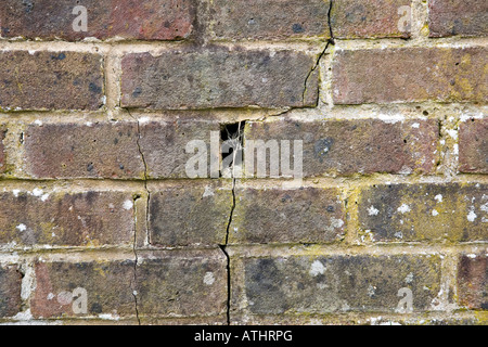Mauerwerk zeigt Hinweise auf Risse, Surrey, England. Stockfoto