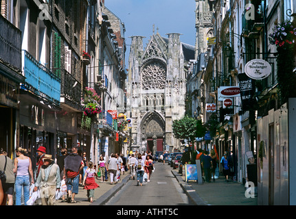 Die Kirche Eglise St-Jacques am Ende der Rue St. Jacques, Dieppe. Stockfoto