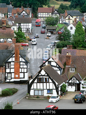 Fachwerkhäusern mit Crucks in Herefordshire Dorf von Weobley. Stockfoto