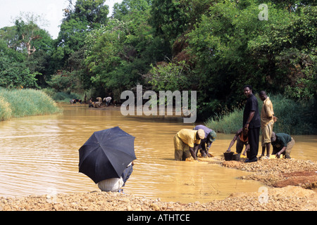 Aufseher beobachten Diamond Sichter, Tortiya, Côte d ' Ivoire (Elfenbeinküste) Stockfoto