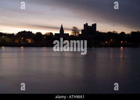 Rochester Castle & Erzbischöfe Palace im Morgengrauen Stockfoto