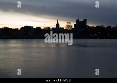 Rochester Castle & Erzbischöfe Palace im Morgengrauen Stockfoto