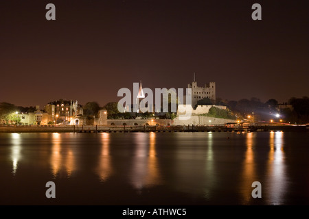 Rochester Castle & der Erzbischöfe Palast bei Nacht Stockfoto