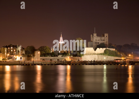Rochester Castle & der Erzbischöfe Palast bei Nacht Stockfoto