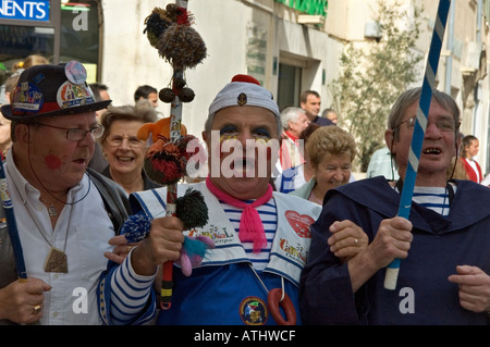 Männer in Kostüm bei der Feria des Nemausus Nimes Gard Frankreich Europa Stockfoto