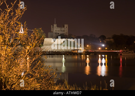 Rochester Castle & der Erzbischöfe Palast bei Nacht Stockfoto