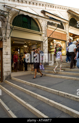 Geschäfte auf der Rialto-Brücke in Venedig Italien Stockfoto