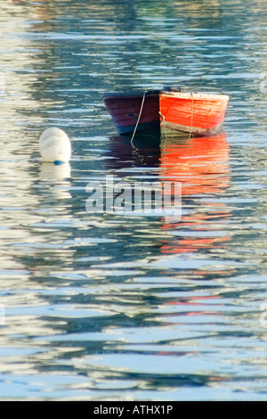 Foto von einem roten Boot verankert in einer Bucht Stockfoto