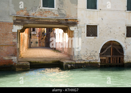 Bootssteg und Gasse in Venedig Italien Stockfoto