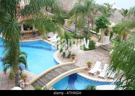 Karibische-Strand fronted Poolbereich des Hotels Quinta Real in La Ceiba, Honduras. Der einzige wirkliche Strand resort mitten in der Stadt. Stockfoto