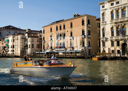 Wasser-Taxi am Canal grande in Venedig Italien Stockfoto