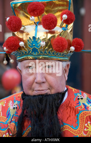 Porträt von einem kaukasischen Choi Sun Yeh Gott der Wohlstand Chinatown London während Chinese New Year 2008 Stockfoto