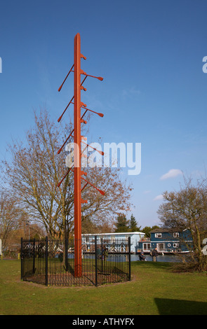 Skulptur von Ray Smith auf der Themse neben Molesey Boot Club East Molesey Surrey England Rudern Achter-Baum Stockfoto