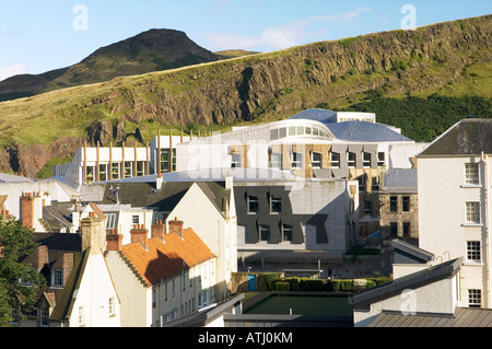 Das neue schottische Parlament im Holyrood, Edinburgh verbindet sich mit Salisbury Crags, Arthurs Seat und Altbauten von Canongate Stockfoto