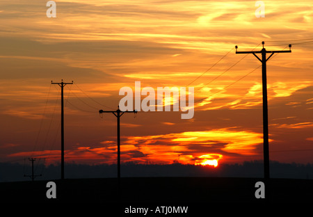 Überland Stromleitungen bei Sonnenaufgang, UK Stockfoto