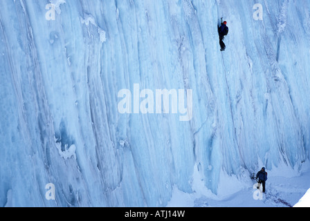 Eisklettern am Gletscher Stockfoto