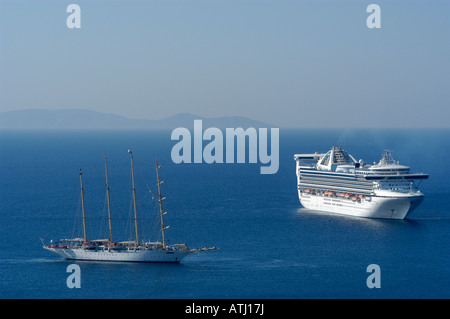 Mit "Grand Princess" und das Segeln Schiff "Star Flyer" Stockfoto