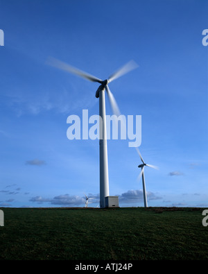 Zwei Windkraftanlagen im Blaenrhondda Wind Farm in der Nähe von Bridgend und Pontypridd, Mid Glamorgan, Wales. Stockfoto