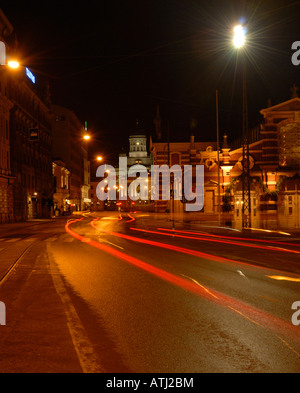 Ein Nacht-Blick auf die Eteläranta Straße nach Regen, Helsinki, Finnland, Europa. Stockfoto