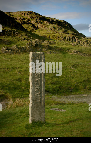 Die drei Shire Stein am Wrynose Passhöhe im Lake District der alten Grenze von Lancashire Westmorland Cumberland Stockfoto