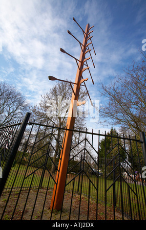 Skulptur von Ray Smith auf der Themse neben Molesey Boot Club East Molesey Surrey England Rudern Achter-Baum Stockfoto