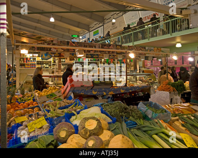 Gemüse für den Verkauf in der Markthalle Kleinmarkthalle in Frankfurt am Main Hessen Deutschland Stockfoto