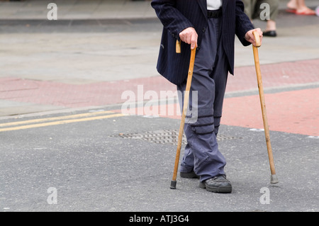 Alter Mann zu Fuß Stockfoto