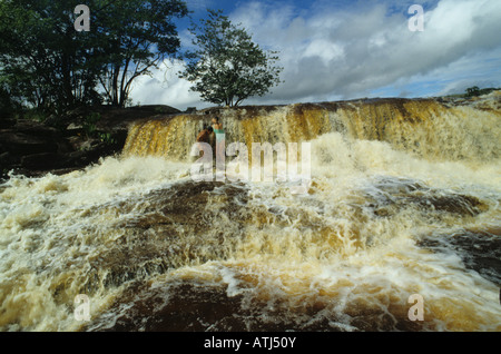 Eine Nahaufnahme eines die Iguazu-Wasserfälle mit schlammigen Wasser aus Paraguay Seite entnommen. Stockfoto