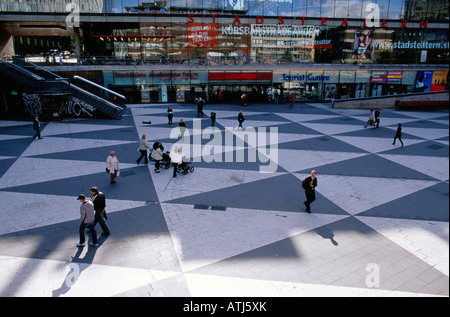 Menschen vor dem Staatstheater Stadsteatern in der Nähe von Sergels Torg in Stockholm, Schweden Stockfoto