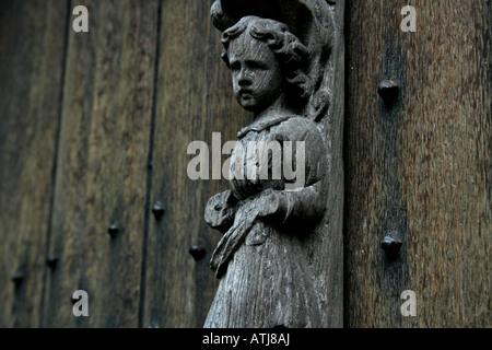 Dekorative Holzschnitzereien an der Tür einer Kirche in Brügge Belgien Stockfoto