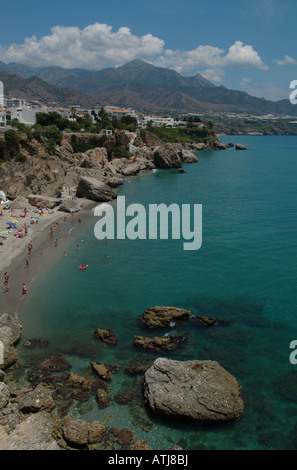 Playa Calahonda. Nerja. Costa del Sol-Provinz von Malaga. Andalusien.  Blick über den Strand aus Sicht der Balcon de Europa. Stockfoto