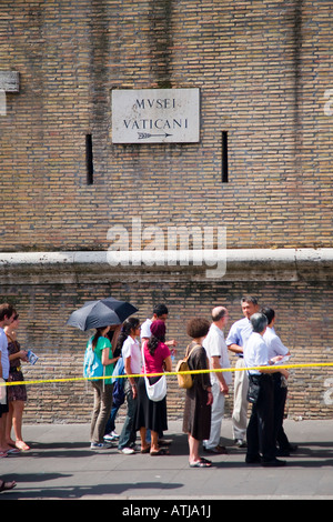 Menschen Sie Warteschlangen Vatikanischen Museen Rom Italien Stockfoto