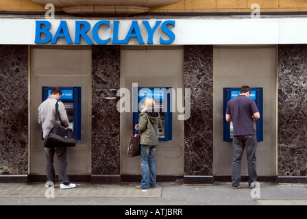 Menschen, die Geld von Barclays Bank Bargeld abheben zeigen Maschinen, London, England, UK Stockfoto