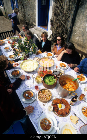 Griechenland einen Tisch voller frisch zubereitete griechische Küche Stockfoto