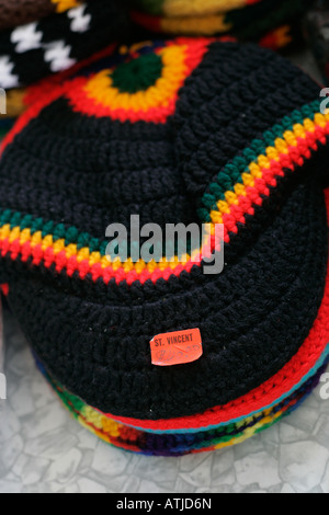 Hüte für Verkauf in Rastafari-Farben in Kingstown Markt Westindische Inseln St. Vincent und die Grenadinen Stockfoto