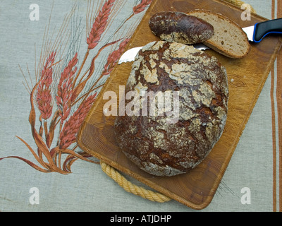 geschnittenen Laib Schwarzbrot auf Holzbrett Bauernbrot Stockfoto