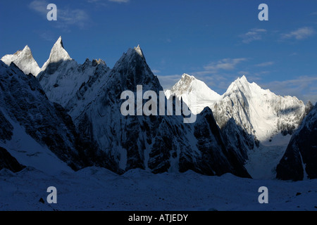 Sonnenaufgang am Baltoro Gletscher, Baltistan, Mitra Gipfeln, Pakistan, Concordia entnommen. Stockfoto