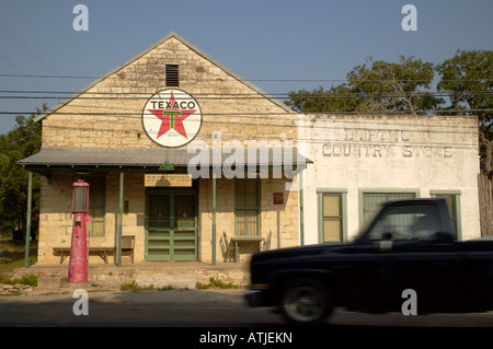 Alten Gemischtwarenladen auf Treibholz Texas südwestlich von Austin Texas Hill Country gebaut im 19. Jahrhundert aus Blöcken von native Stockfoto