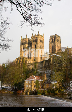 Kathedrale von Durham oberhalb des Flusses Wear mit leichter Schneefall England UK Stockfoto