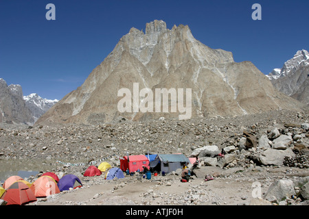 Camp am Baltoro Gletscher, Baltistan, Pakistan.  Cathedral Peak im Hintergrund. Stockfoto