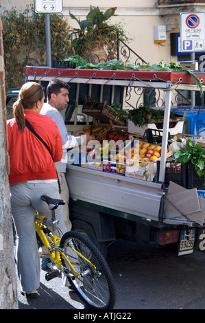 Kaufen Obst und Gemüse von einem Straßenhändler in Taormina, Sizilien, Italien Stockfoto